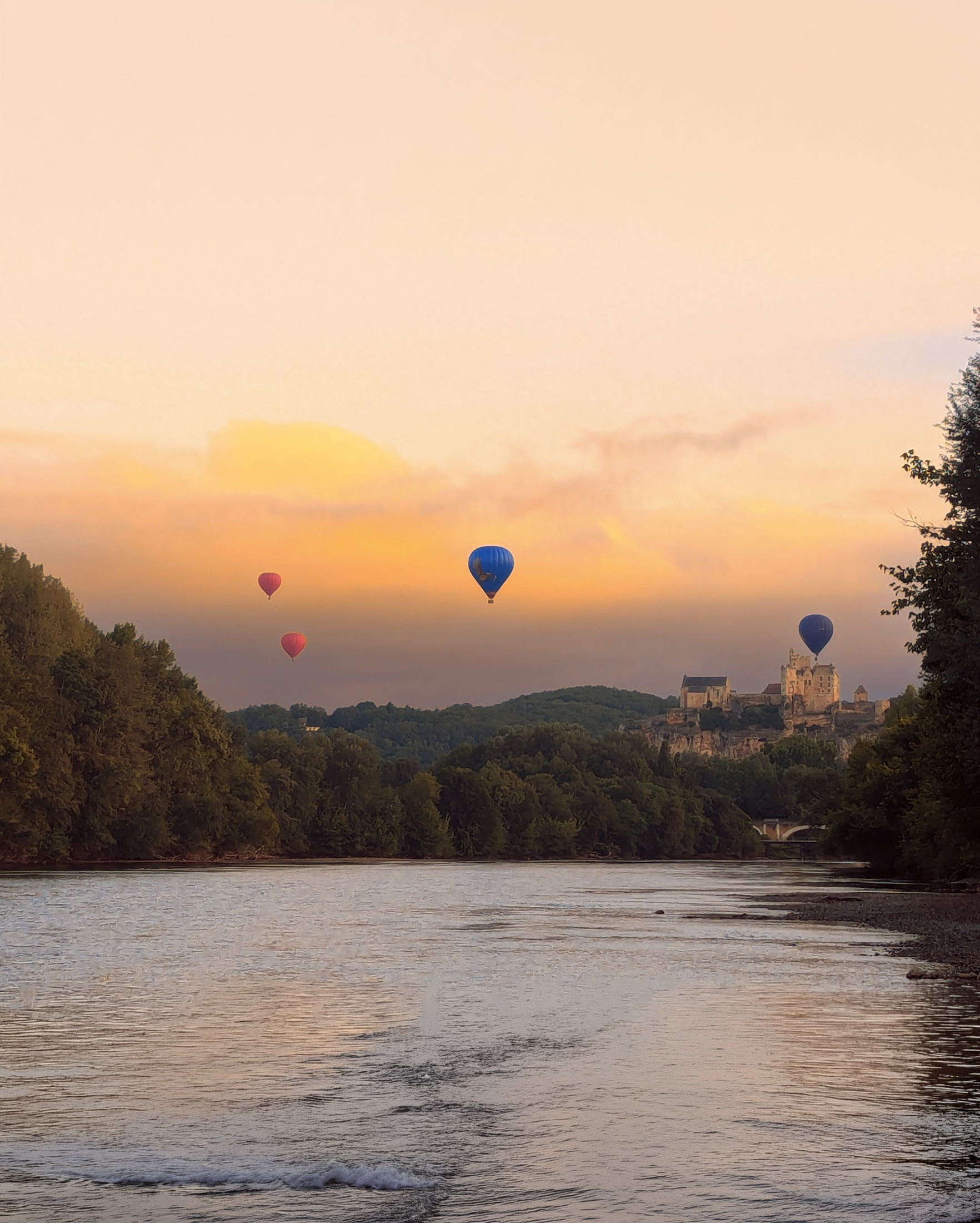 Montgolfieres survolant la dordogne le chateau de beynac